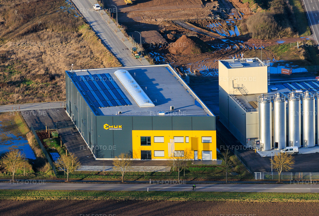 Luftbild: Firmengebäude der EMUK Im Niedersand in Offenbach an der Queich im Bundesland Rheinland-Pfalz in Deutschland. Foto: IMG_153060.jpg vom 07.02.2026 durch Werner Riehm/FLY-FOTO.deWWW.EMUK.DE