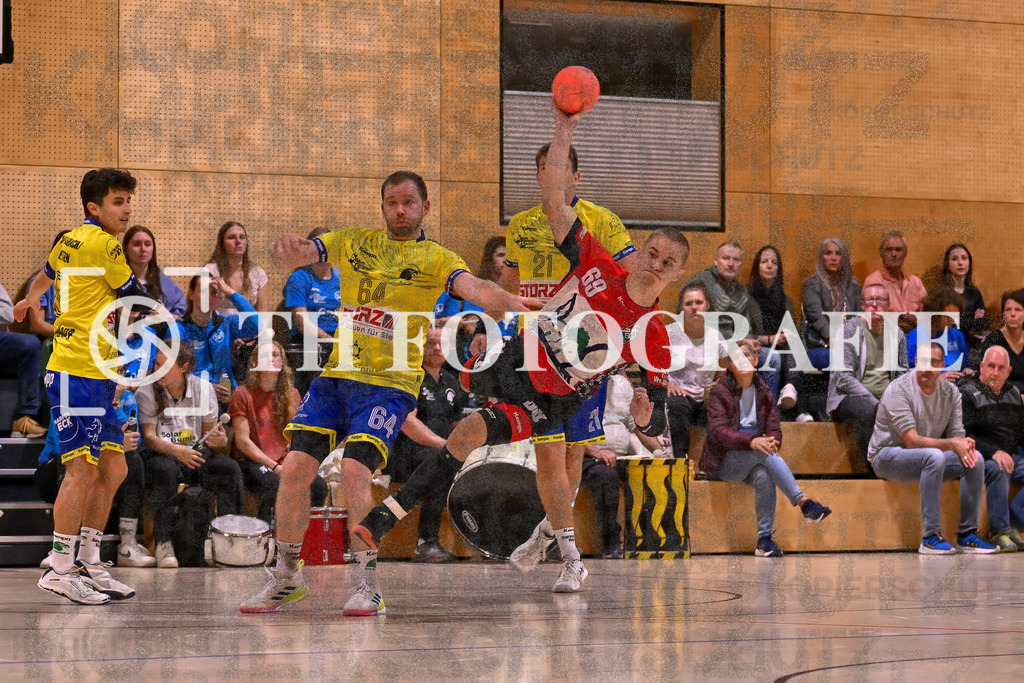GER, SG Maulburg/Steinen - SG Allensbach/Dettingen, Handball, Landesliga Suedbaden, 2. Spieltag, Saison 2024/2025, 28.09.2024 | Ole Anton Holzkamp (SG Maulburg/Steinen, #69) im Duell gegen Kai Zacharias (SG Allensbach/Dettingen-Wallhausen, #64) und Luca Wilke (SG Allensbach/Dettingen-Wallhausen, #21). Im Bild Martin Weissinger (SG Allensbach/Dettingen-Wallhausen, #05)GER, SG Maulburg/Steinen - SG Allensbach/Dettingen, Handball, Landesliga Suedbaden, 2. Spieltag, Saison 2024/2025, 28.09.2024Foto: TH Fotografie/Thomas Hess