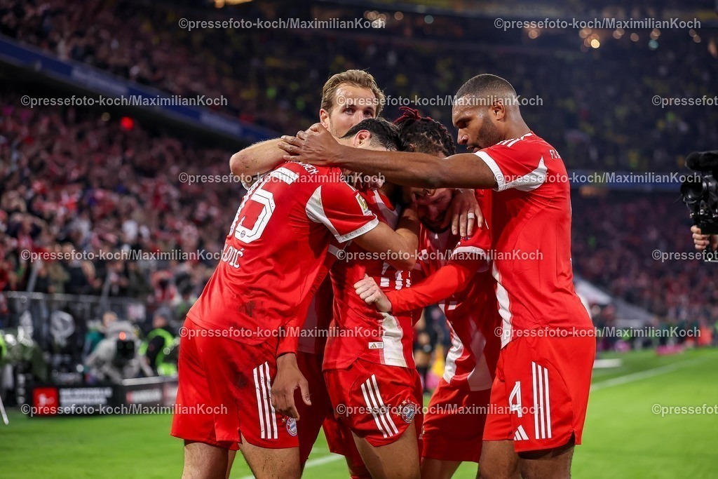 FCB18102501198 | 18.10.2025, Fußball, FC Bayern München - Borussia Dortmund, 1. Fußball Bundesliga, 7. Spieltag, Allianz Arena, Saison 2025 2026: Torjubel nach dem Tor zum 2:0 durch Torschütze Michael Olise (FC Bayern Muenchen #17)  zusammen mit  Harry Kane (FC Bayern Muenchen #09) Aleksandar Pavlovic (FC Bayern Muenchen #45) Jonathan Tah (FC Bayern Muenchen #04) DFB regulations prohibit any use of photographs as image sequences and or quasi-video.