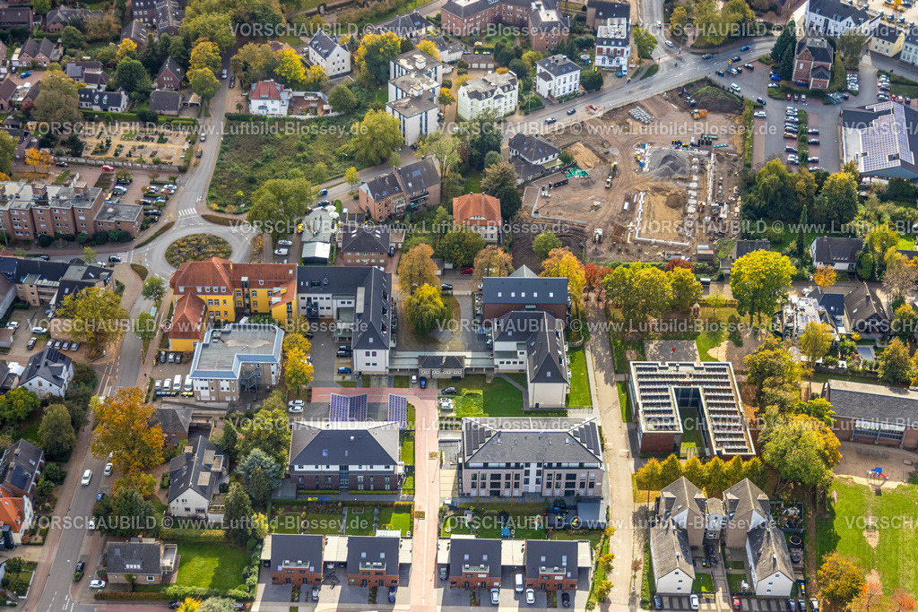 Rees251004794 | Luftbild, Archiv der Stadt Rees, Seniorenwohnungen und Grundschule, Kita Wiesenhüpfer, Zum Alten Schulhof, Baustelle an der Florastraße für neuen Aldi Supermarkt, Rees, Niederrhein, Nordrhein-Westfalen, Deutschland