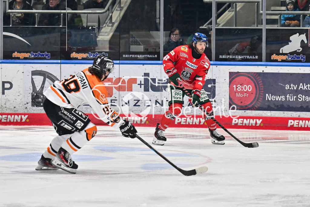 Augsburger Panther - Grizzlys Wolfsburg | in dieser Szene kann Matt CHOUPANI (Grizzlys Wolfsburg 89) den Pass von Anthony LOUIS (Augsburger Panther 18) nicht verhindern / DEL: Augsburger Panther - Grizzlys Wolfsburg; Curt Frenzel Stadion am 10.10.2025