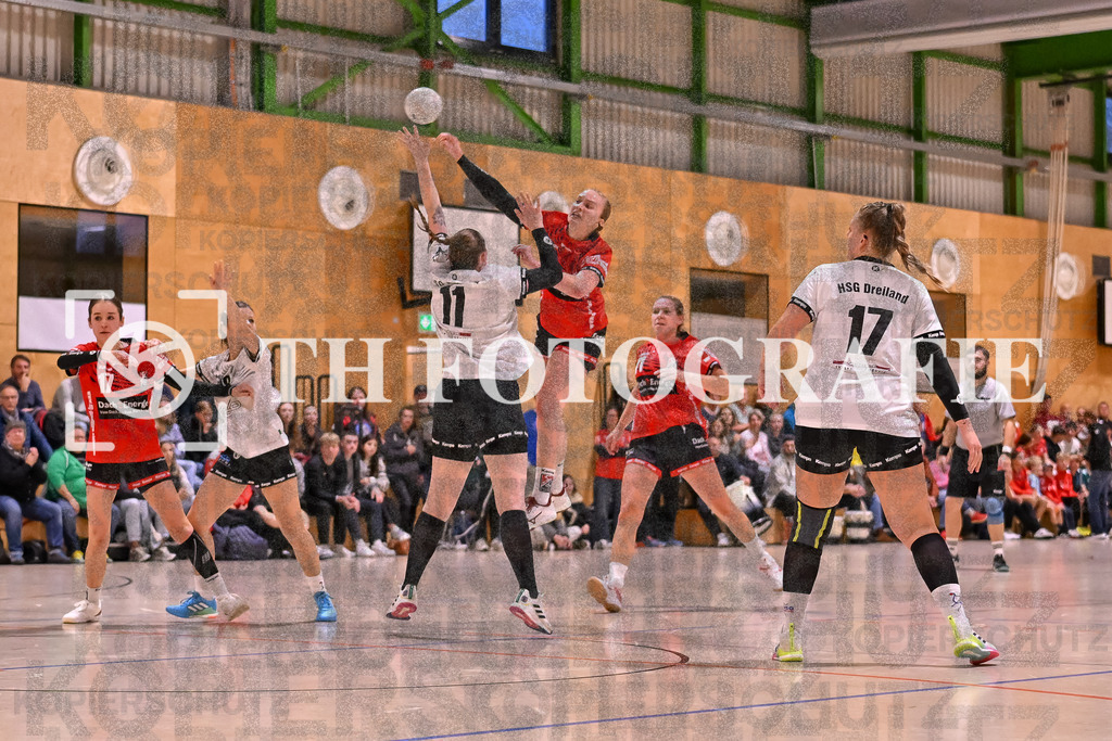 GER, SG Maulburg/Steinen - HSG Dreiland, Frauen-Handball, Oberliga Suedbaden, 3. Spieltag, Saison 2024/2025, 12.10.2024 | Amely Haas (SG Maulburg/Steinen, #10) wirft und wird geblockt von Nathalie Herzog (HSG Dreiland, #11)GER, SG Maulburg/Steinen - HSG Dreiland, Frauen-Handball, Oberliga Suedbaden, 3. Spieltag, Saison 2024/2025, 12.10.2024Foto: TH Fotografie/Thomas Hess