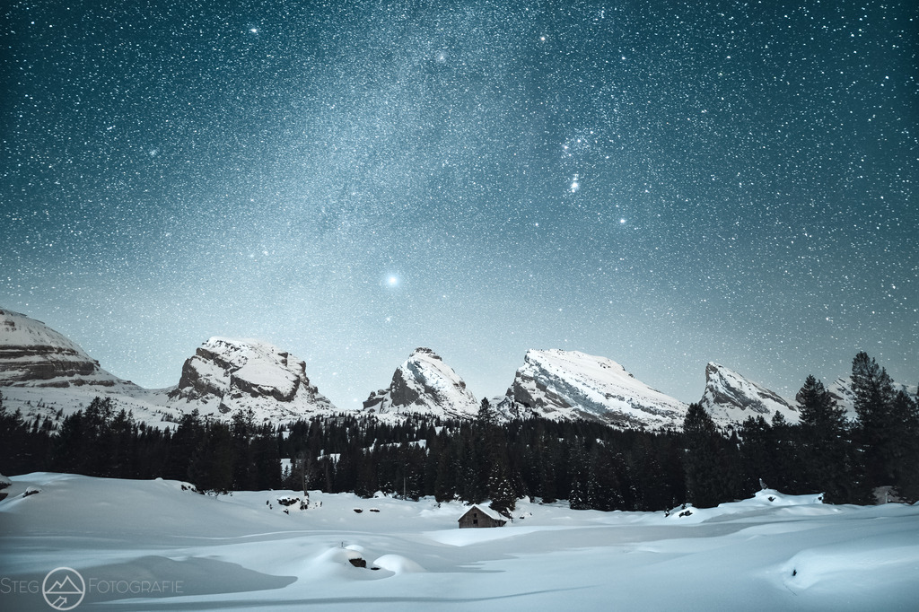 Churfirsten in einer Winternacht | Format 2 zu 3 - Realisiert mit Pictrs.com