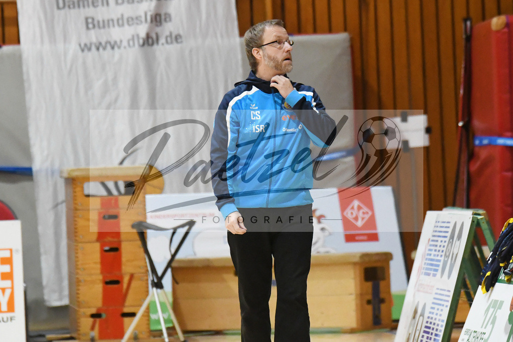 20200209_PAOEBS_0045 | Basketball, Frauen: Trainer Christian Steinwerth (Eintracht Braunschweig) schaut waehrend des Spiels der 2. DBBL zwischen Panthers Academy Osnabrueck und Eintracht Braunschweig im datos – home of the panthers am 09.02.2020 in Osnabrueck, Deutschland. - Realisiert mit Pictrs.com