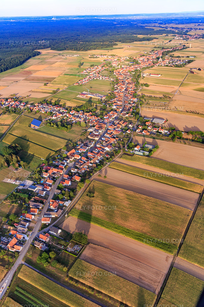 Aerial view: View of the town from the west in Schleithal in the state Bas-Rhin, France.Photo: IMG_134039.jpg taken on 08/21/2022 by Werner Riehm/FLY-FOTO.comResolution of the original: 3648 x 5472 px