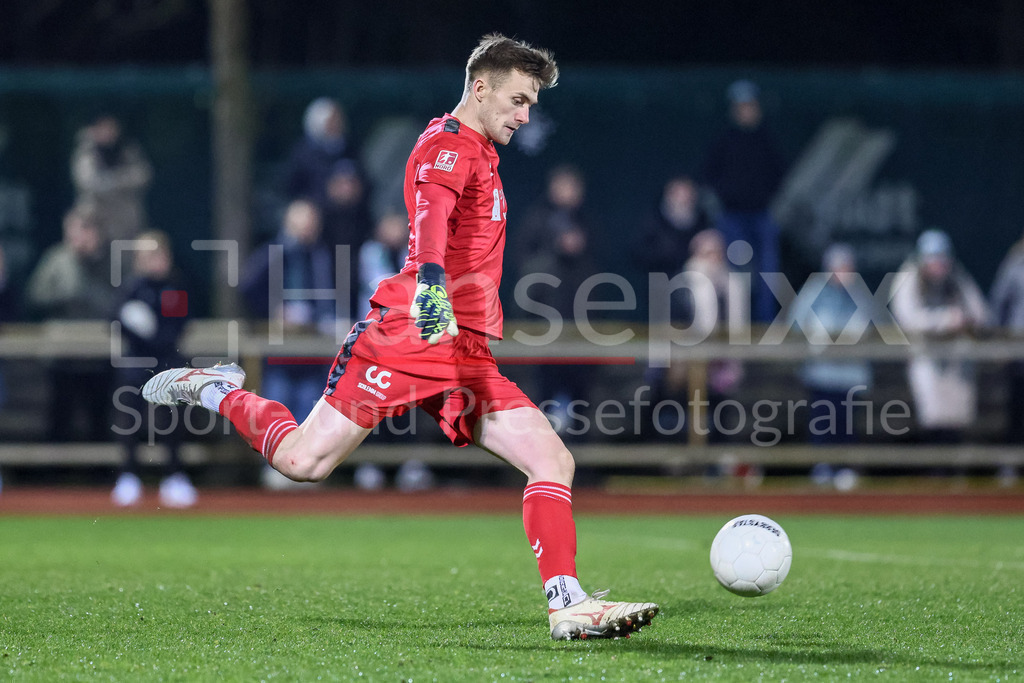 Fussball, Regionalliga Nord, SV Werder Bremen II - VfB Oldenburg | v.li.: Jhonny Peitzmeier (Torhüter, Torwart, VfB Oldenburg, 1) am Ball, Freisteller, Einzelbild, Ganzkörper, Aktion, Action, Spielszene