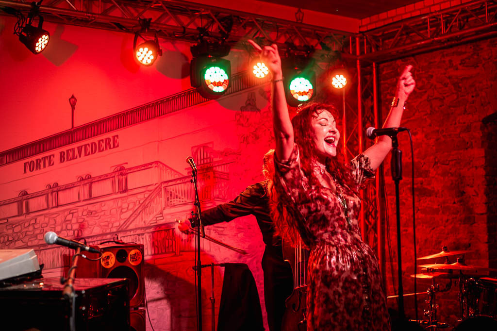 Maria Markesini Konzert | Maria Markesini meets Klazz Brothers im Forte Belvedere Leisnig zum Festival Hallo Leisnig 2022. - Realisiert mit Pictrs.com