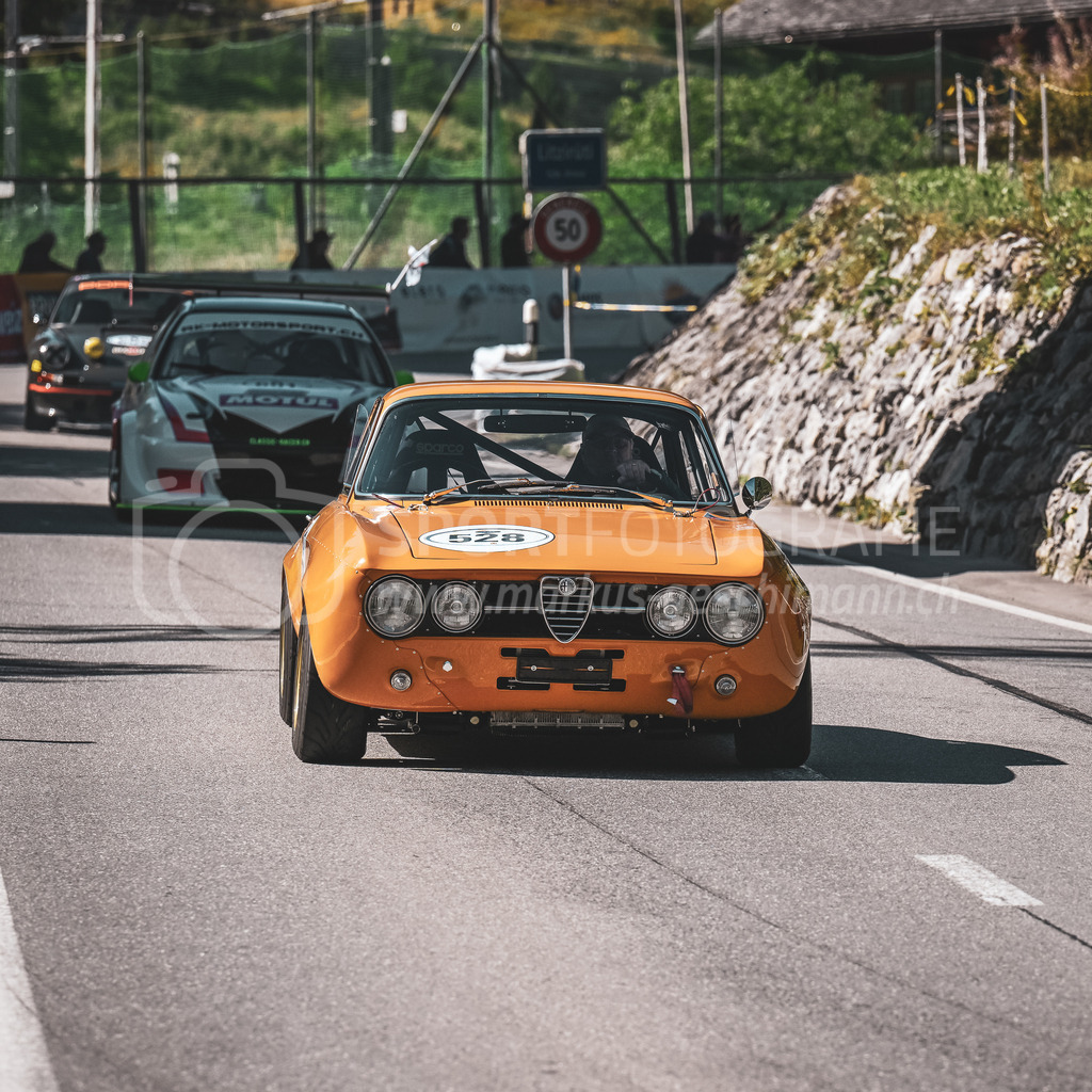 19. Arosa ClassicCar 2023 - 2. September 2023 | 19. Arosa ClassicCar 2023
Arosa, Schweiz
Hanimann Peter aus Forch mit der Startnummer 528 in einem Alfa Romeo 1750 GTV GTAM, Jahrgang 1971, in der Klasse Competition.
@arosaclassiccar, @arosa.official, #arosaclassiccar, #arosa, #76curves, #classiccar
Bild: Sportfotografie Markus Aeschimann | www.markus-aeschimann.ch - Realisiert mit Pictrs.com