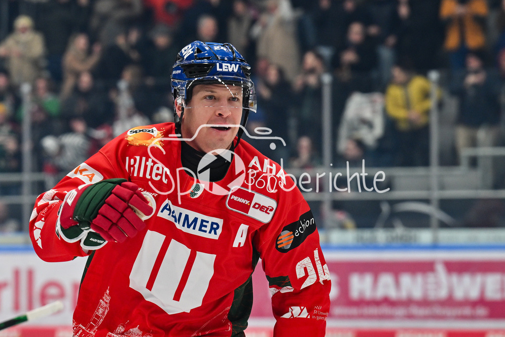 Augsburger Panther - Schwenninger Wild Wings | AUGSBURG, GERMANY - 02. JANUARY: Jubel der Panther nach dem Treffer zum 3-0 durch T. J. TREVELYAN (Augsburger Panther 24) / Tor / Torschuetze / Freude / Happy während dem Match zwischen den Augsburger Panthern und den Schwenninger Wild Wings am 35. Spieltag der Penny DEL im Curt Frenzel Stadion