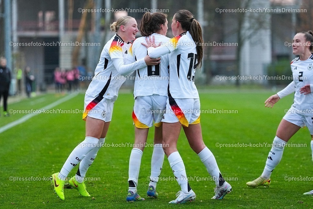 xYDRx26112501034 | 26.11.2025, xydrx, Fußball, Länderspiel, EM-Qualifikation U19-Frauen, Belgien - Deutschland, Sportschule Wedau: Torjubel nach dem Tor zum 1:1 für Deutschland durch Torschütze Lotta Wrede (GER #8) zusammen mit Maj Schneider (GER #15) und Luzie Zaehringer (GER #5)