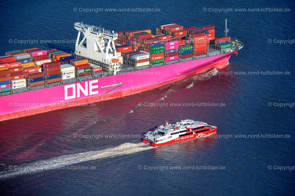 Halunder_Jet_Elbfähren_Containerschiff_ELS_8365140522 | GLüCKSTADT 14.05.2022 Fährschiff " Halunder Jet " auf der Elbe in Glückstadt im Bundesland Schleswig-Holstein, Deutschland. // Ferry ship " Halunder Jet " on the Elbe in Glueckstadt in the state Schleswig-Holstein, Germany. Foto: Martin Elsen