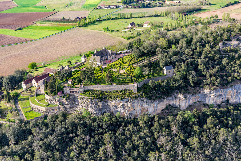 Vue aérienne: Jardins de Marqueyssac à Vézac dans le département Dordogne, France. Photo: IMG_113443.jpg prise le 16/04/2019 par Werner Riehm/FLY-FOTO.eu – Résolution de l'original: 5472 x 3648 px