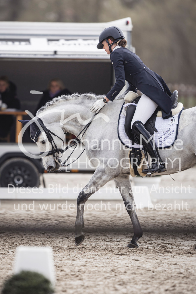 260331_Fruehlingsfest_Dressurreiter-S-419 | Deine schönsten Turniermomente als professionelle Fotos! Entdecke hochwertige Pferdesport-Fotografie im Online-Shop. Jetzt Fotos finden & bestellen!