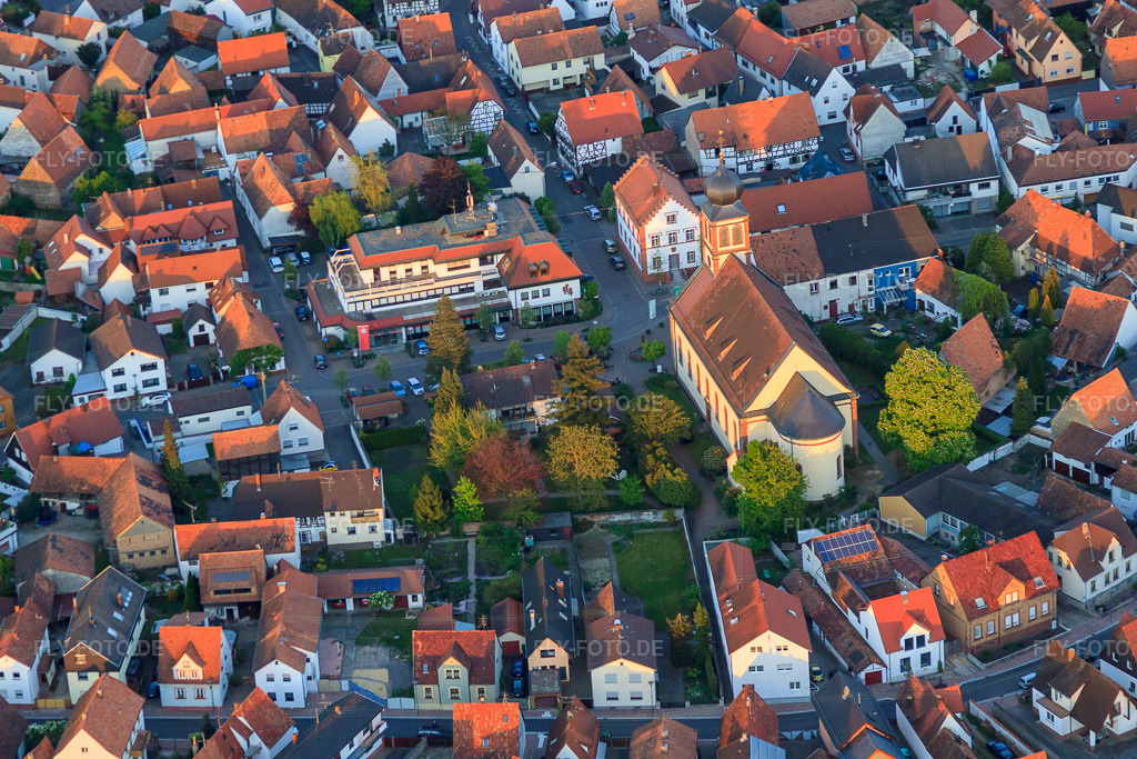 Luftbild: Kirche Hagenbach und Sparkasse Südpfalz in der Ludwigstraße in Hagenbach im Bundesland Rheinland-Pfalz in Deutschland. Foto: IMG_64468.jpg vom 17.04.2014 durch Werner Riehm/FLY-FOTO.deSparkasse Südpfalz