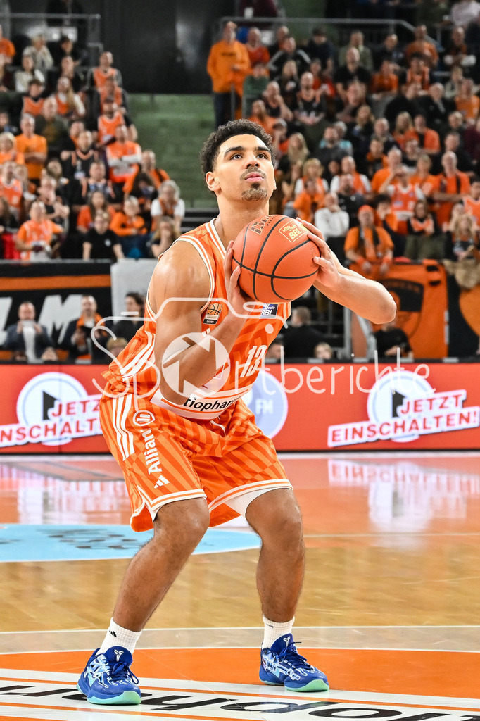 ratiopharm Ulm - Basketball Löwen Braunschweig | ULM, GERMANY - 10. JANUARY: im Bild Mark SMITH (ratipoharm Ulm 13) bei einem Freiwurf / Einzelfoto / Freisteller während dem Match zwischen Ratiopharm Ulm und Basketball Löwen Braunschweig am 15. Spieltag der easyCredit BBL in der Ratiopharm Arena
