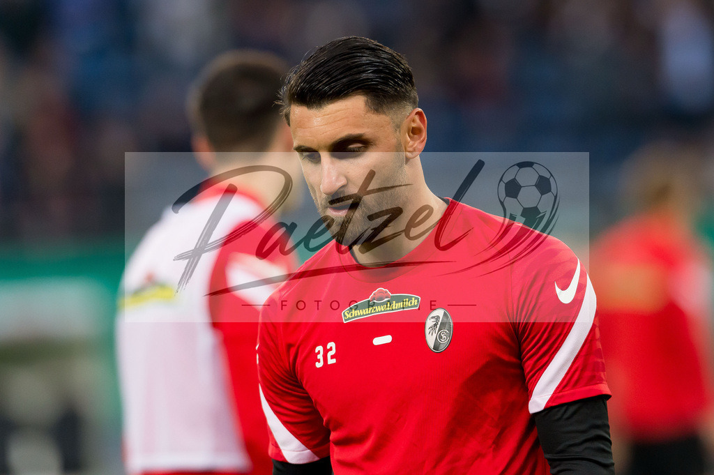 HSVSCF20220419_289 | Fussball, Herren: Vincenzo Grifo (SC Freiburg) schaut beim DFB-Pokal-Halbfinalspiel zwischen Hamburger SV und SC Freiburg im Volksparkstadion am 19.04.2022 in Hamburg, Deutschland.DFB / DFL REGULATIONS PROHIBIT ANY USE OF PHOTOGRAPHS AS IMAGE SEQUENCES AND/OR QUASI-VIDEO. - Realisiert mit Pictrs.com