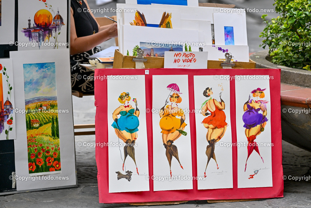 Italien_ Toscana_ Florenz_ 30.05.2024-201 | 30.05.2024, Italien, ITA, Toskana, Florenz im Bild Stadtansichten, Gebäude, Architektur, Touristen, Historisch, Souvenir, Altstadt, Museum, Statuen, Skulpturen, Piazza della Signoria, Statue David, Palazzo Vecchio, Neptunbrunnen, Piazza della Repubblica, Ponte Vecchio, Brücke, Uffizien, Kathedrale Santa Maria del Fiore, Arno, Fluß


Florenz, Firenze, ist eine italienische Großstadt. Nach Einwohnern ist sie die achtgrößte Stadt Italiens. Florenz ist die Hauptstadt sowie größte Stadt der Region Toskana und der Metropolitanstadt Florenz, in der etwa eine Million Menschen leben. Florenz ist für seine Geschichte berühmt. Leonardo da Vinci verbrachte große Teile seiner Jugend in Florenz, Michelangelo fand Unterschlupf in der Kirche der Medici, Galileo Galilei wohnte als Hofmathematiker in den Palästen der Medici. Von 1865 bis 1871 war die Stadt die Hauptstadt des neu gegründeten Königreichs Italien. Das historische Zentrum von Florenz zieht Jahr für Jahr Millionen von Touristen an. Die historische Innenstadt wurde von der UNESCO im Jahre 1982 zum Weltkulturerbe erklärt. 
Quelle: Wikipedia
