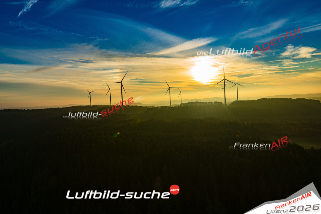 Die Luftbildaufnahme Windpark - Im-gegenlicht wurde 2018 mittels Flugzeug (keine Drohne) erstellt. Perfekte Schärfe und Druck- Auflösung- Garantiert!