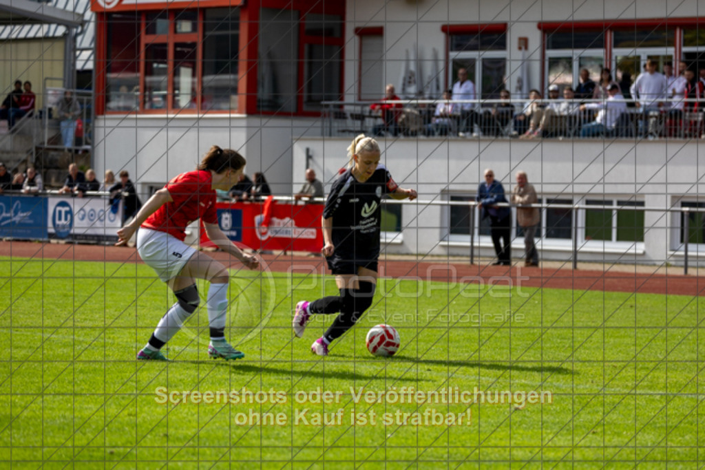 20250928_131253_0175 | #,1.FC Donzdorf (schwarz) vs. TV Derendingen (rot), Fussball, Frauen-Verbandsliga Württemberg, 03. Spieltag, Saison 2025/2026, Rasenplatz Lautertal Stadion, Süßener Straße 16, 73072 Donzdorf, 28.09.2025 - 13:00 Uhr,Foto: PhotoPeet-Sportfotografie/Peter Harich