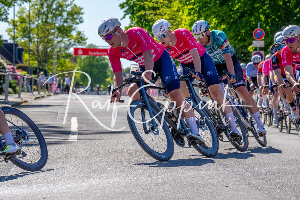 Spurt in den Mai 2026 - Großer Preis der Sparkasse Neuss | Annual one-day road cycling race "Großer Preis der Sparkasse Neuss" held in Büttgen, Germany, organized by VfR Büttgen 1912 e.V. The event features multiple races across all age categories from U11 youth to Elite men. - Realisiert mit Pictrs.com