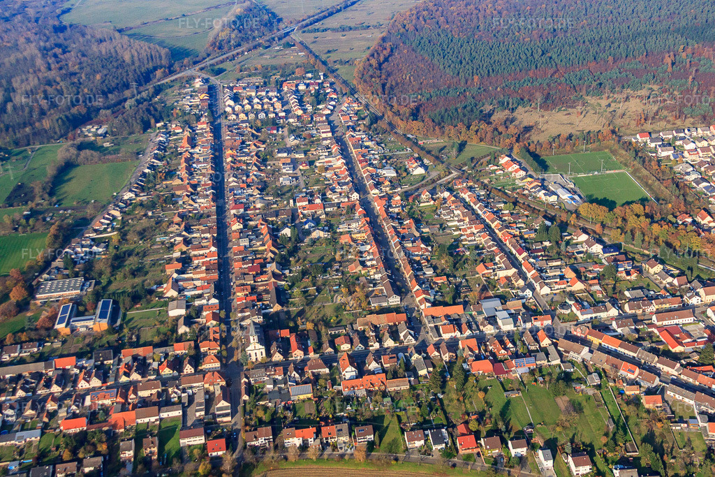 Luftbild: Ortansicht von Süden im Ortsteil Huttenheim in Philippsburg im Bundesland Baden-Württemberg in Deutschland. Foto: IMG_60948.jpg vom 18.11.2013 durch Werner Riehm/FLY-FOTO.de