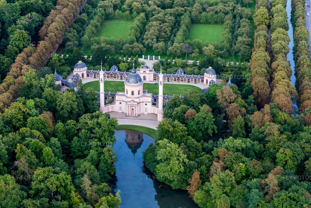 Luftbild: Moschee bzw. des maurischen Tempels und Harems im Schlossgarten mit Teich in Schwetzingen im Bundesland Baden-Württemberg in Deutschland. – Foto: IMG_102588.jpg vom 24.08.2017 durch Werner Riehm/FLY-FOTO.de – Auflösung des Originals: 5472 x 3648 px