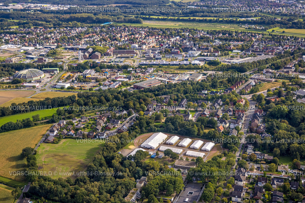 Dorsten230906126 | Luftbild, Flüchtlingsunterkunft auf dem Sportplatz der früheren Gerhart-Hauptmann-Realschule Bismarckstraße, Gewerbegebiet An der Wienbecke, Feuerwehr und Rundhalle, CreativQuartier Fürst Leopold, ehemals Zeche Schacht 2 Fürst-Leopold mit Fördergerüst, Hervest, Dorsten, Ruhrgebiet, Nordrhein-Westfalen, Deutschland