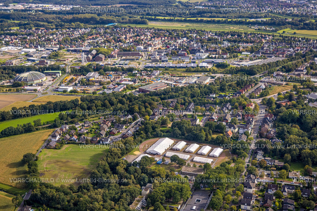 Dorsten230906126 | Luftbild, Flüchtlingsunterkunft auf dem Sportplatz der früheren Gerhart-Hauptmann-Realschule Bismarckstraße, Gewerbegebiet An der Wienbecke, Feuerwehr und Rundhalle, CreativQuartier Fürst Leopold, ehemals Zeche Schacht 2 Fürst-Leopold mit Fördergerüst, Hervest, Dorsten, Ruhrgebiet, Nordrhein-Westfalen, Deutschland