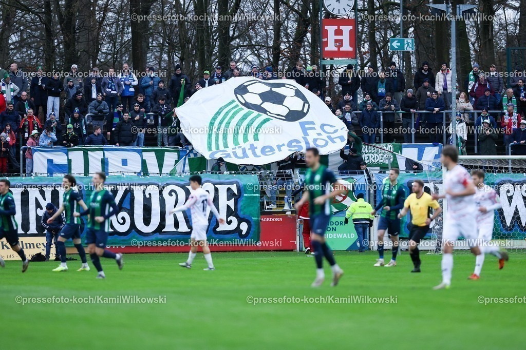 xKWIx06122501015 | 06.12.2025, xKWIx, Fußball, Regionalliga West, FC Gütersloh - RW Oberhausen, Ohlendorf Stadion im Heidewald: FC Gütersloh Fans präsentieren das alte Logo im Block Photo: xKamilxWilkowskixPressefotoKochx