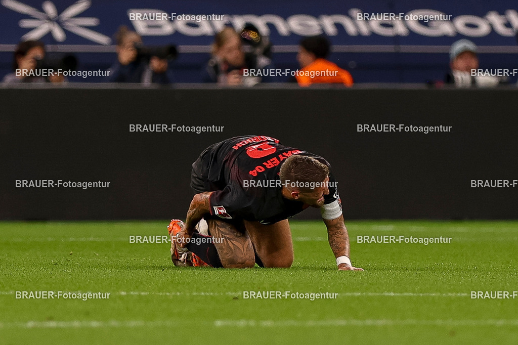 Bayer 04 Leverkusen vs Eintracht Frankfurt - Bundesliga  | Leverkusen, Deutschland, 12.09.25:   Robert Andrich (Bayer 04 Leverkusen) liegt verletzt am Boden waehrend des Spiels der Bundesliga zwischen  Bayer 04 Leverkusen vs Eintracht Frankfurt in der BayArena(Foto von Brauer-Fotoagentur / Adrian Schlueter)