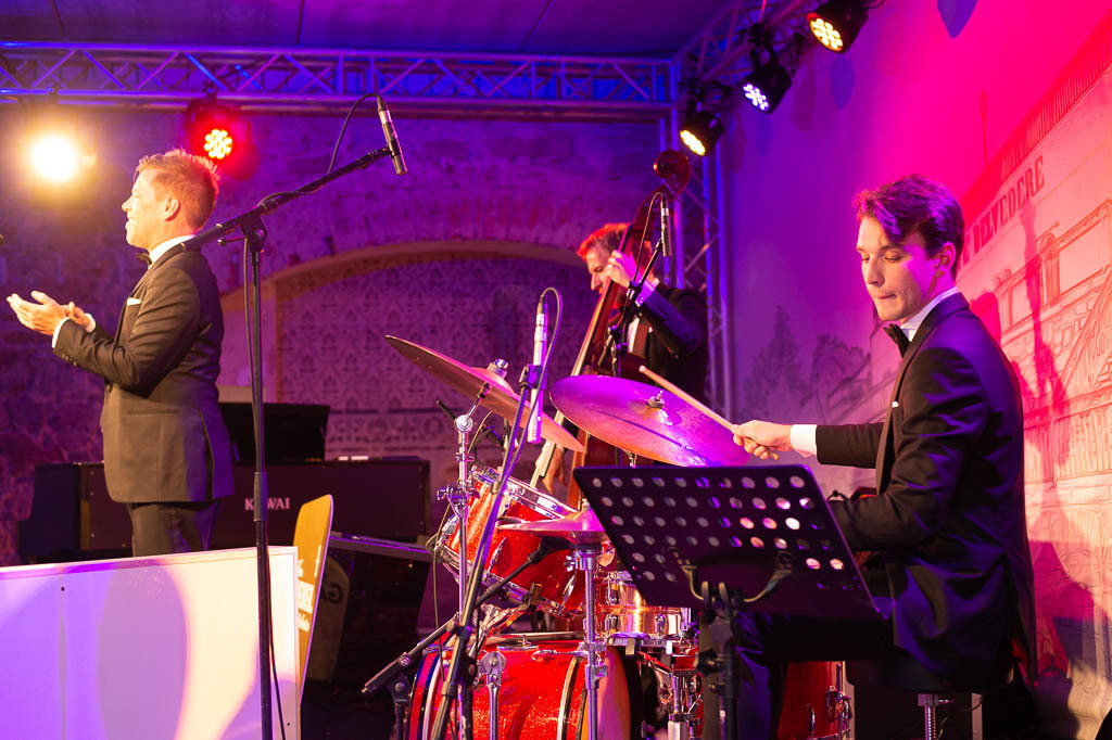 Tom Gaebel & His Trio | Tom Gaebel & His Trio im Forte Belvedere Leisnig zum Festival Hallo Leisnig 2022. - Realisiert mit Pictrs.com