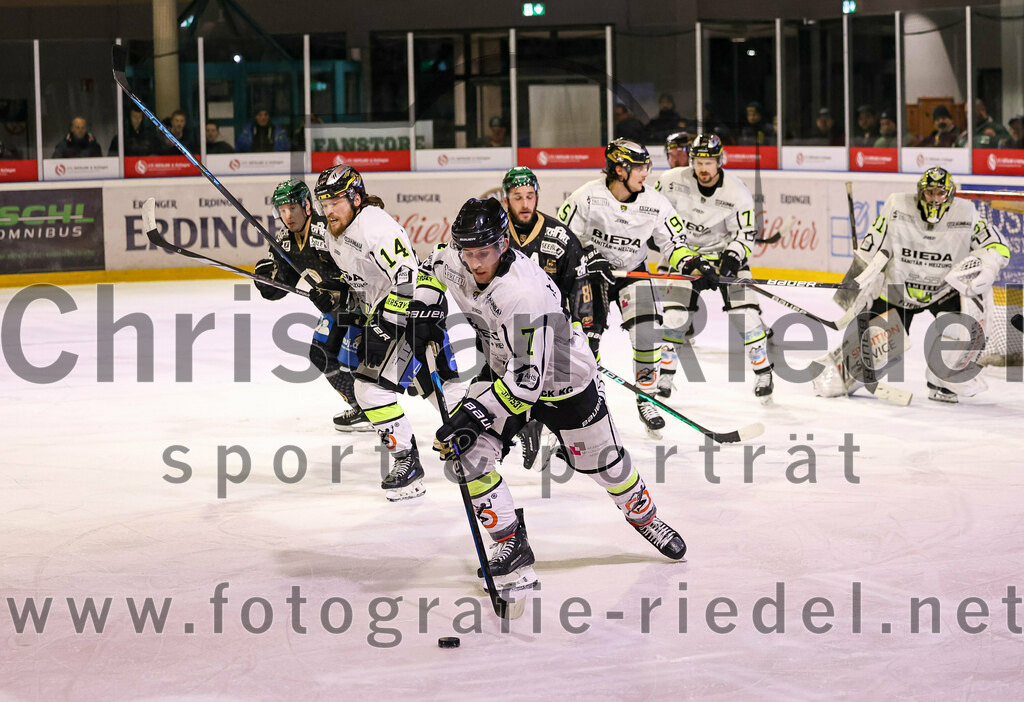 2024-02-23_106_TSV_Erding_gegen_ERSC_Amberg | Erding, Deutschland, 23.02.2024:
Eishockey, Bayernliga Playoffs 2023 / 2024, 3. Spieltag, TSV Erding gegen ERSC Amberg, Endergebnis: 2:3 n. V.

Lukas Klughardt (ERSC Amberg, #7)

Foto: Christian Riedel / fotografie-riedel.net