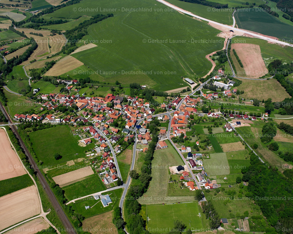 2634210 | BODENRODE 09.06.2006 Landwirtschaftliche Nutzflächen und Feldgrenzen  umsäumen das Siedlungsgebiet des Dorfes in Bodenrode im Bundesland Thüringen, Deutschland // Agricultural land and field boundaries surround the settlement area of the village  in Bodenrode in the state Thuringia, Germany Foto: Gerhard Launer