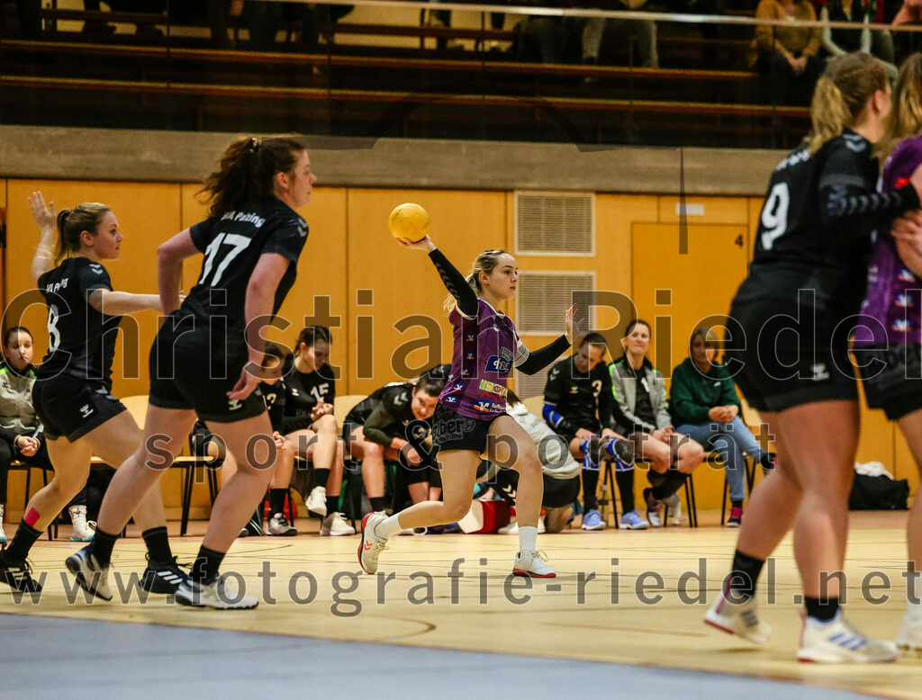 2024-02-10_046_SpVgg_Altenerding_gegen_SVA_Palzing | Erding, Deutschland, 10.02.2024:
Handball, Bezirksoberliga Frauen Altbayern 2023 / 2024, 14. Spieltag, SpVgg Altenerding gegen SVA Palzing, Endergebnis: 27:28

Franziska Rommel (SVA Palzing, #8), Christina Schredl (SVA Palzing, #17), Lena Prem (SpVgg Altenerding, #5)

Foto: Christian Riedel / fotografie-riedel.net