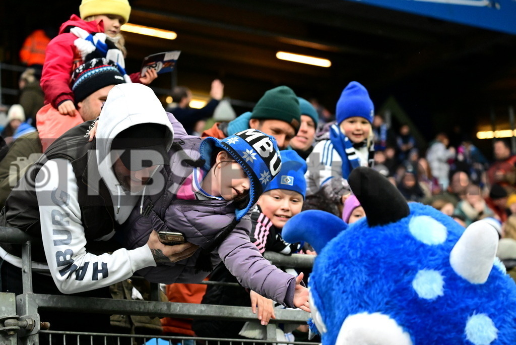 KBS Picture_HSV-Leverkusen_DFBpokal_Frauen_001 | HSV Fans Kids und Maskottchen Dino Hermann (HSV) auf der Maskottchen Dino Hermann (HSV) ,Sportplatz :  Volksparkstadion, - Realisiert mit Pictrs.com
