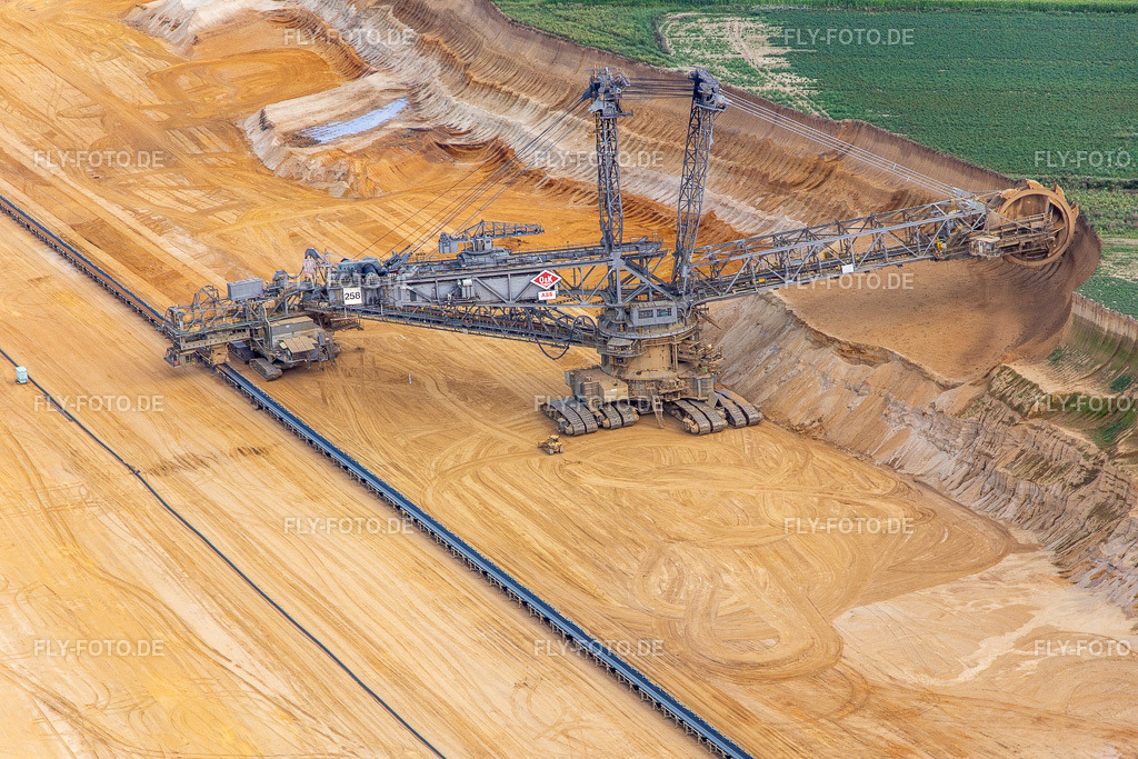 Riesiger Förderkran frisst sich in ehemaliges Ackerland für die Westerweiterung des Braunkohletagebau Garzweiler https://www.group.rwe/unser-portfolio-leistungen/betriebsstandorte-finden/tagebau-garzweiler | Luftbild: Riesiger Förderkran frisst sich in ehemaliges Ackerland für die Westerweiterung des Braunkohletagebau Garzweiler https://www.group.rwe/unser-portfolio-leistungen/betriebsstandorte-finden/tagebau-garzweiler im Ortsteil Immerath in Erkelenz im Bundesland Nordrhein-Westfalen in Deutschland. Foto: IMG_143323.jpg vom 07.09.2024 durch ©2025 Werner Riehm fly-foto.de/copyright - Realisiert mit Pictrs.com