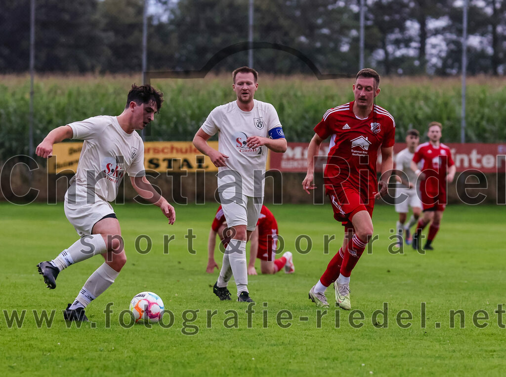 2023-08-04_047_SV_Walpertskirchen_gegen_FC_Finsing | Walpertskirchen, Deutschland, 04.08.2023:
Fußball, Kreisliga 2023 / 2024, 2. Spieltag, SV Walpertskirchen gegen FC Finsing, Endergebnis: 3:3

Noah Baumann (SV Walpertskirchen, #44), Thomas Hötscher (SV Walpertskirchen, #5), Kilian Schmitt (FC Finsing, #8)

Foto: Christian Riedel / fotografie-riedel.net