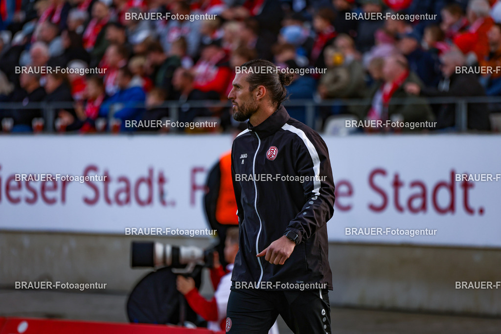 Rot-Weiss Essen - Viktoria Köln - 3.Liga | Essen, Deutschland, 18.10.2025 Manuel Lenz (Rot-Weiss Essen) schaut während des 3.Liga Spiels zwischen Rot-Weiss Essen- Viktoria Köln im Stadion an der Hafenstraße am 01.08.2025 in Essen. (Foto von Timo Bluhmki-Schmidt/ Brauer Fotoagentur