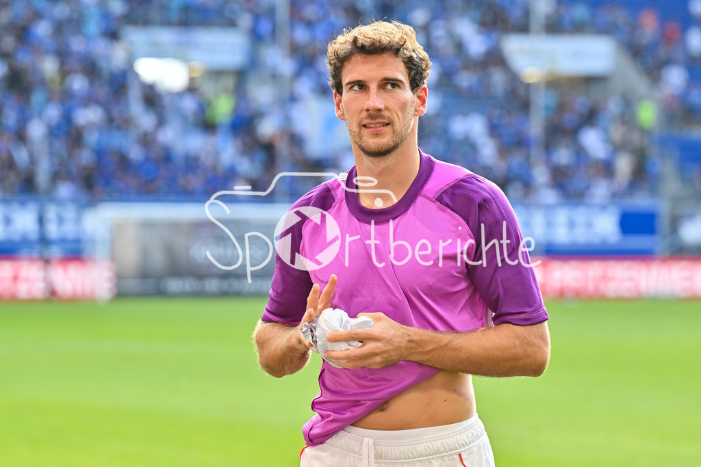 TSG 1899 Hoffenheim - FC Bayern München | Die Spieler der Bayern feiern nach dem Sieg in Hoffenheim mit ihren Fans, Leon GORETZKA (FC Bayern Muenchen 8) / Einzelfoto / Freisteller / Bundesliga: TSG 1899 Hoffenheim - FC Bayern München; PreZero-Arena am 20.09.2025 / DFL REGULATIONS PROHIBIT ANY USE OF PHOTOGRAPHS AS IMAGE SEQUENCES AND/OR QUASI-VIDEO