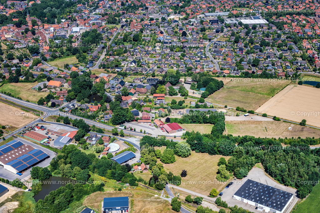 Harsefeld_Ortsansicht_ELS_4824020822 | HARSEFELD 02.08.2022 Ortsansicht der Straßen und Häuser der Wohngebiete in Harsefeld im Bundesland Niedersachsen, Deutschland. Weiterführende Informationen bei: Samtgemeinde Harsefeld. // Town View of the streets and houses of the residential areas in Harsefeld in the state Lower Saxony, Germany. Further information at: Samtgemeinde Harsefeld. Foto: Martin Elsen