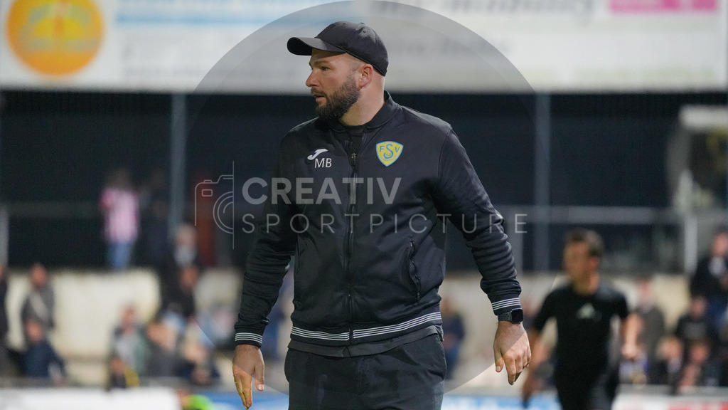 Fußball, Herren, Saison 2025/2026, Testspiel, Freundschaftsspiel, FSV 63 Luckenwalde vs. 1.FC Union Berlin, Mittwoch 08.10.2025, Werner-Seelenbinder-Stadion Luckenwalde, | Fußball, Herren, Saison 2025/2026, Testspiel, Freundschaftsspiel, FSV 63 Luckenwalde vs. 1.FC Union Berlin, Mittwoch 08.10.2025, Werner-Seelenbinder-Stadion Luckenwalde, Im Bild: Michael Braune (Trainer Luckenwalde) - Realisiert mit Pictrs.com