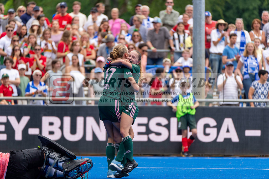 Final4_20250531-1426-HK107771 | Krefeld, Deutschland, 31.05.2025:  Feldhockey Final4 2025 – „Deutsche Feldhockey-Meisterschaften 2025“ im Gerd-Wellen-Hockeyanlage am 31.05.2025 in Krefeld, Deutschland. (Foto von Kramhöller/Fehrmann/Kaste)Krefeld, Germany, 31.05.2025: Feldhockey Final4 2025 – „Deutsche Feldhockey-Meisterschaften 2025“ in Gerd-Wellen-Hockeyanlage at 31.05.2025 in Krefeld, Deutschland. (Foto from Kramhöller/Fehrmann/Kaste)