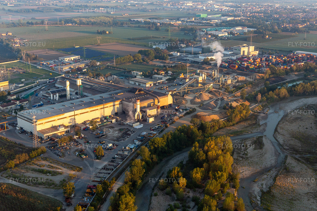 Vue aérienne: Spa Rubiera Special Steel à le quartier Acciaierie di Rubiera in Casalgrande dans le département Reggio Emilia, Italie. Photo: IMG_134776.jpg prise le 20/09/2022 par Werner Riehm/FLY-FOTO.eu – Résolution de l'original: 5236 x 3491 px – Rubiera Special Steel | High quality steel