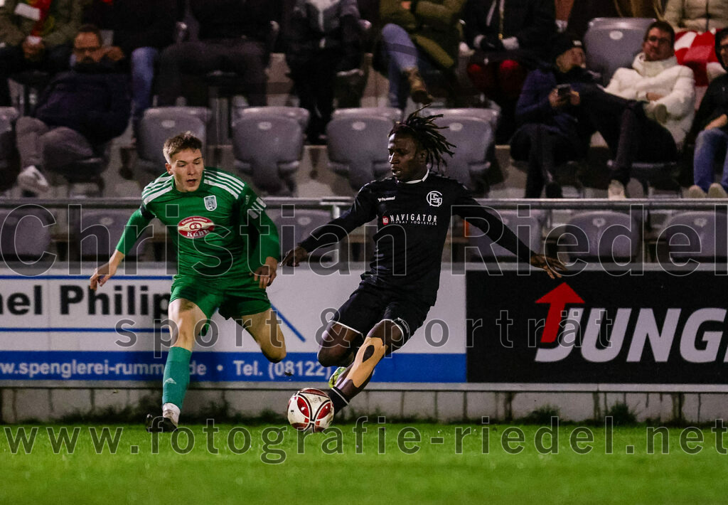 2023-11-03_033_FC_Schwaig_gegen_TuS_Holzkirchen | Oberding, Deutschland, 03.11.2023:
Fußball, Landesliga Südost 2023 / 2024, 19. Spieltag, FC Schwaig gegen TuS Holzkirchen, Endergebnis: 4:1

Dino Burkic (TuS Holzkirchen, #14), Bilal Ibrahim (FC Schwaig, #6)

Foto: Christian Riedel / fotografie-riedel.net