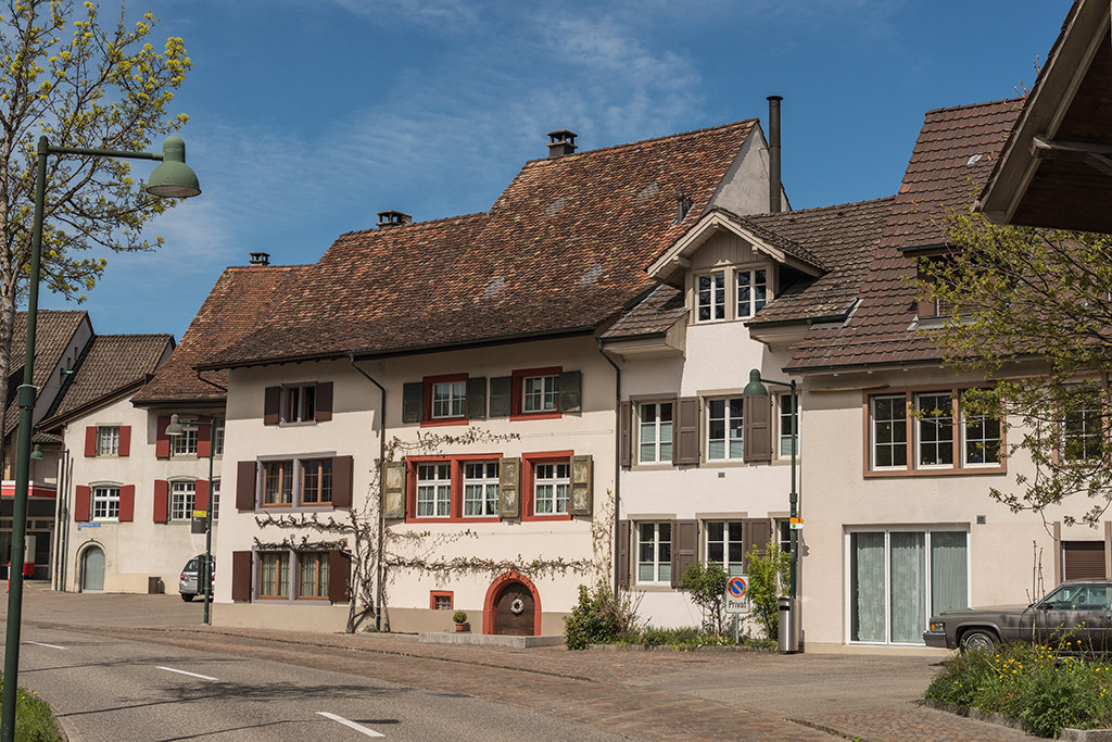 Häuserzeile im Mitteldorf | in Ziefen, Baselland, Schweiz. - Realisiert mit Pictrs.com
