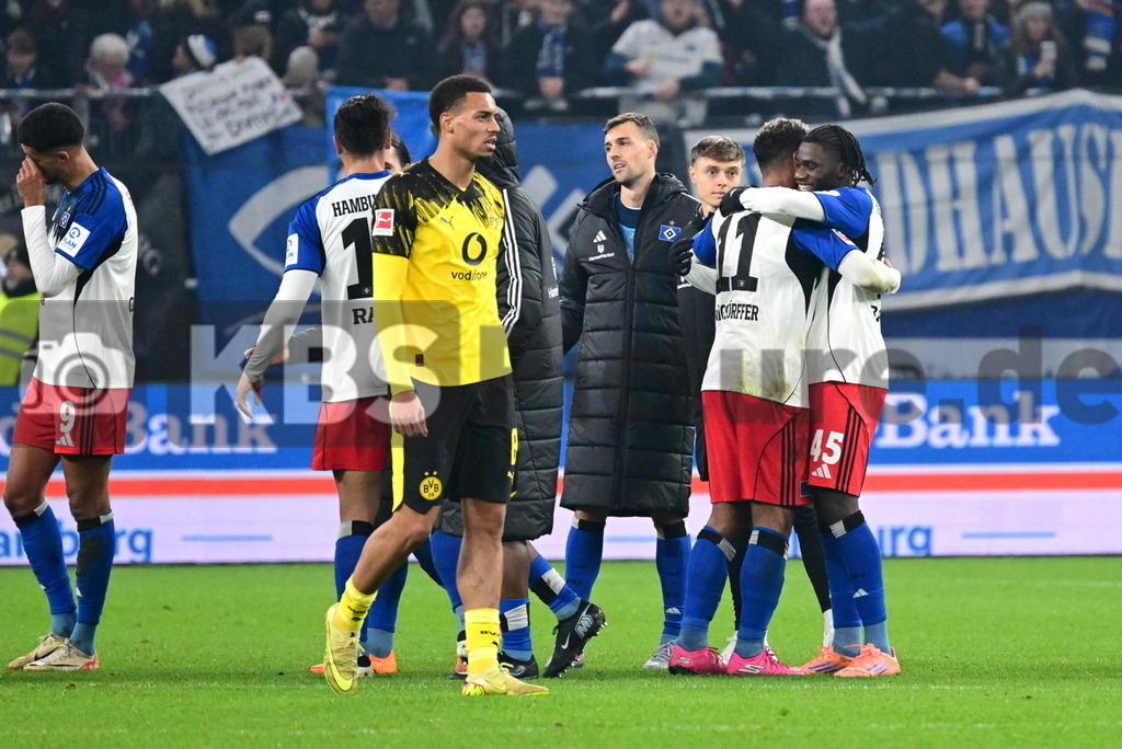 KBS Picture_HSV-Dortmund_019 | Spielende v.l. Bellingham Jobe (Bor. Dortmund) , Ramos Guilherme (HSV) , Meffert Jonas (HSV) , Torschuetze Koenigsdoerffer Ransford-Yeboah (HSV) , Balde Fabio (HSV) jubeln nach Spielende ,Sportplatz :  Volksparkstadion, - Realisiert mit Pictrs.com