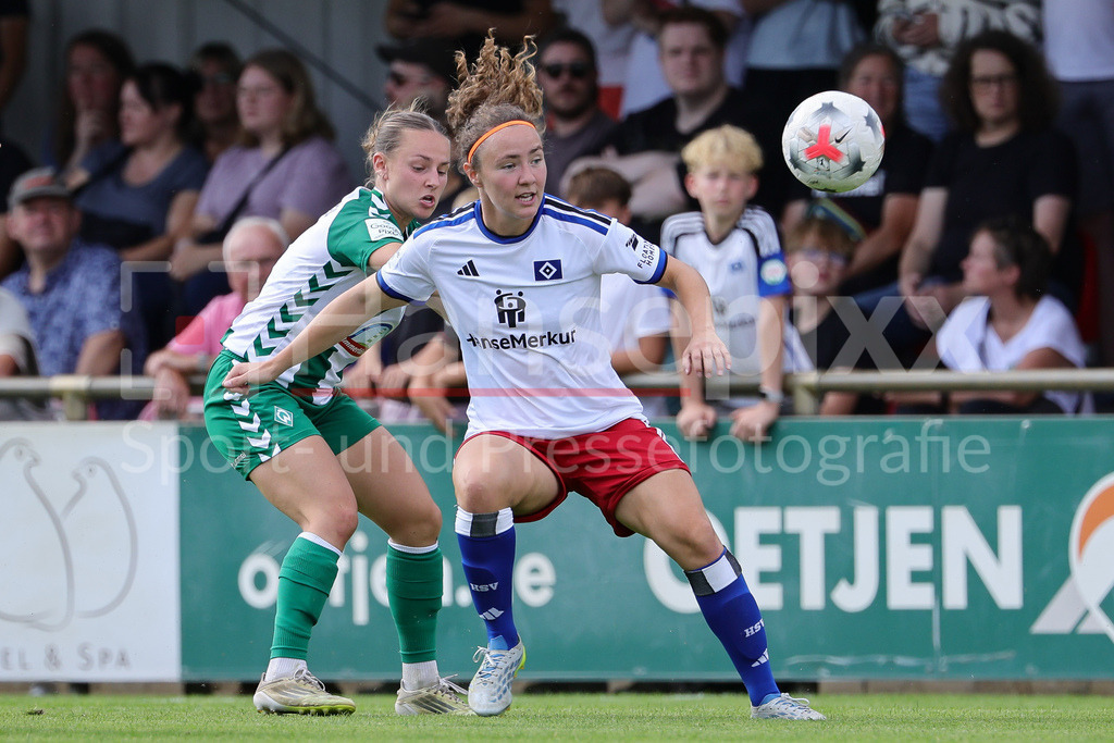 Fussball, Testspiel Frauen, SV Werder Bremen - Hamburger SV | v.li.: Chiara D Angelo (SV Werder Bremen, 2) und Melanie Brunnthaler (Hamburger SV, HSV, 11) im Zweikampf, Duell, Dynamik, Aktion, Action, Spielszene
