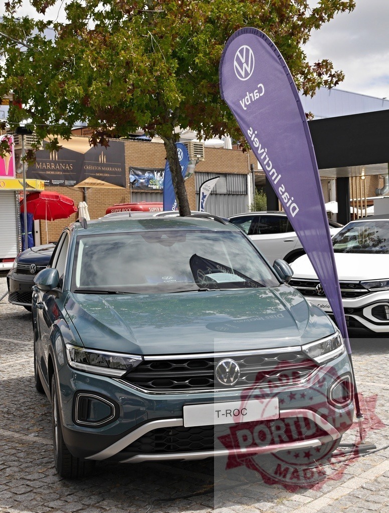 Volkswagen T-Roc SUV vehicle at outdoor auto show | Volkswagen T-Roc crossover parked on cobblestone during an outdoor car event - Realisiert mit Pictrs.com
