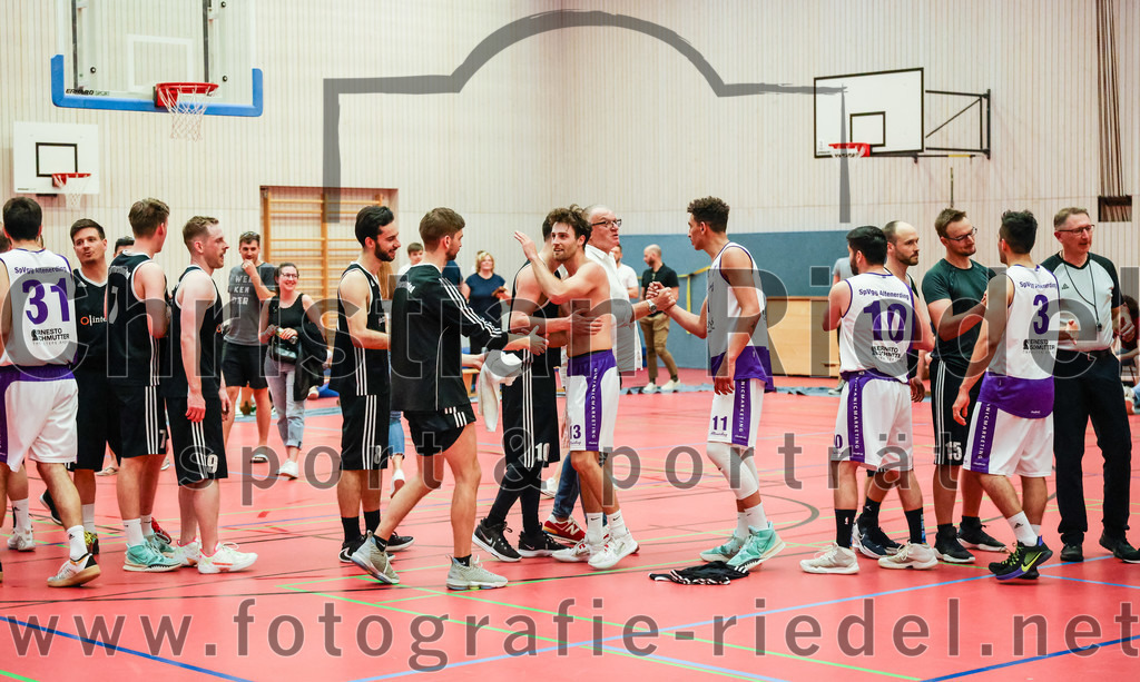 2022-05-15_141_SpVgg_Altenerding_gegen_TSV_Muenchen-Forstenried | Erding, Deutschland, 15.05.2022:
Basketball, Bezirksliga 2021 / 2022, Play-Offs, SpVgg Altenerding gegen TSV München-Forstenried, Endergebnis: 55:57

Jonah Timothy Richardson (SpVgg Altenerding, #13), Luis Winkler (SpVgg Altenerding, #11), Abdul Azim Amani (SpVgg Altenerding, #10), Laris Drusko (SpVgg Altenerding, #3)

Foto: Christian Riedel / fotografie-riedel.net