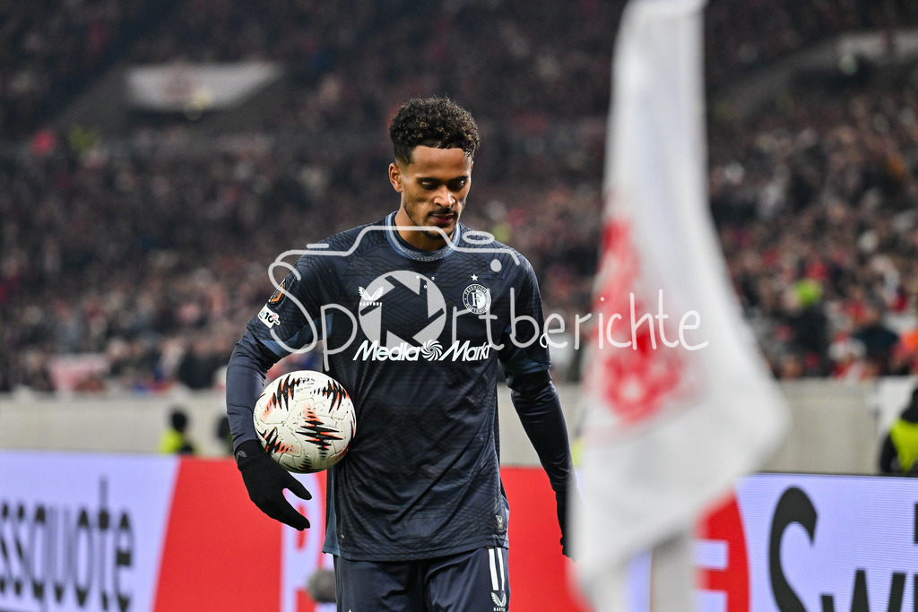 VfB Stuttgart - Feyenoord Rotterdam | STUTTGART, DEUTSCHLAND - 6. NOVEMBER:  Goncalo BORGES (Feyenoord Rotterdam 11) bei einem Eckball beim Ligaspiel zwischen dem VfB Stuttgart und Feyenoord Rotterdam am 4. Spieltag der Europa League in der MHP-Arena am 06.11.2025